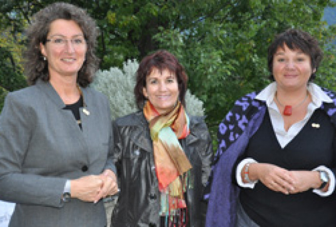 20 Teilnehmerinnen: in gesamt 38 Treffen/ Kontaktkaffee Polytechnische Schule Lienz. Projekt mut! Frauenzentrum Osttirol, Schweizergasse 26, 9900 Lienz. FRAUENZENTRUM OSTTIROL Ttigkeitsbericht 2006
