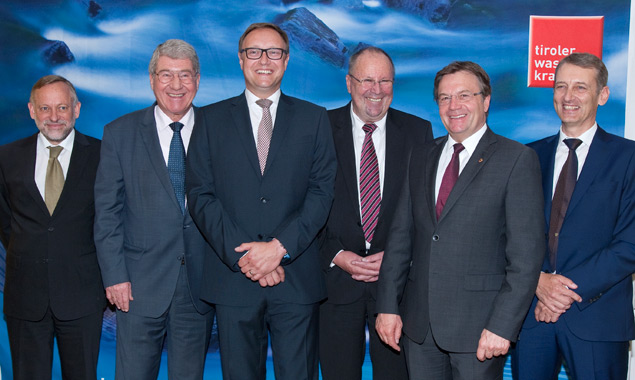 Die Tiwag-Spitze mit dem Landeshauptmann als Eigentümervertreter. Von links: Im Bild von links: Vorstandsdirektor Johann Herdina, Bruno Wallnöfer, Thomas Gasser, Ferdinand Eberle, LH Günther Platter und Erich Entstrasser. Foto: Ascher